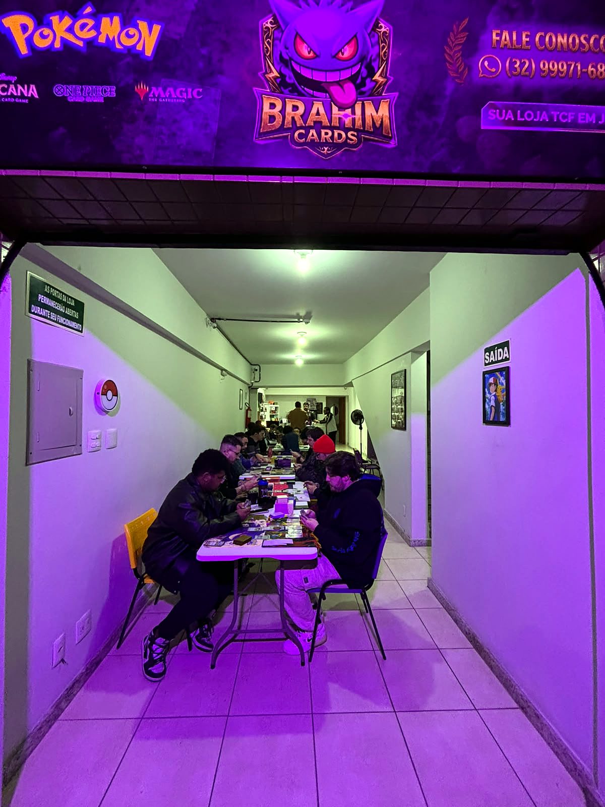 Liga à noite com o letreiro iluminado