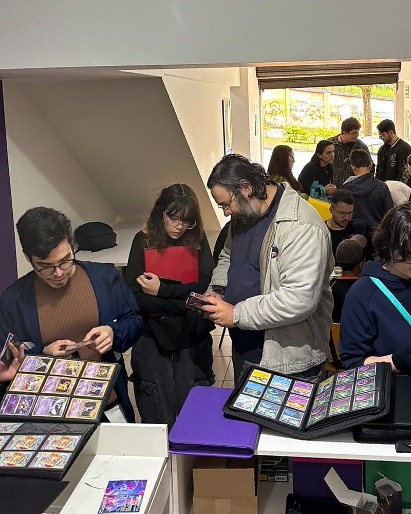 Clientes olhando fichários de cartas